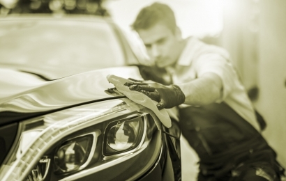 Você sabe como remover adesivo do carro?